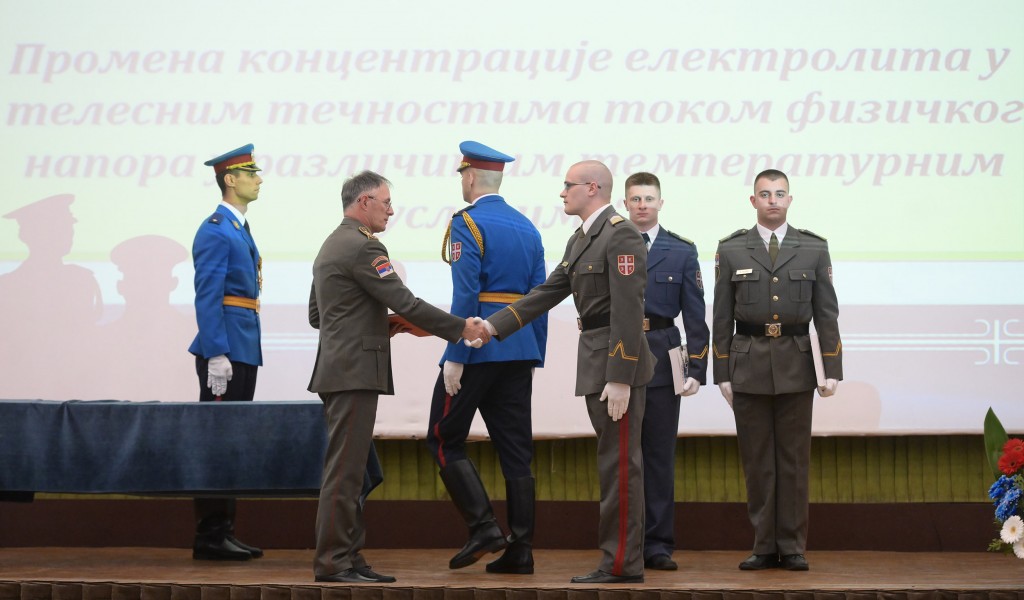 Уручене дипломе и награде кадетима Војне академије