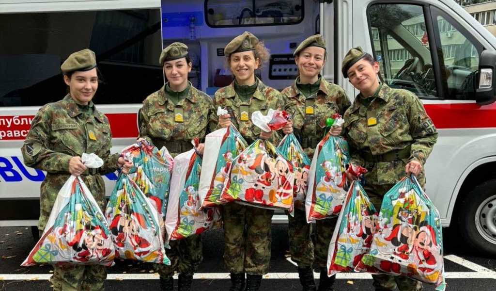 Кадети уручили новогодишње пакетиће деци у Тиршовој